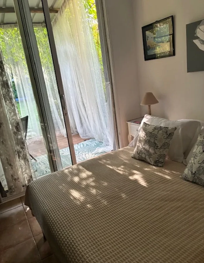 chambre double confortable re de chaussée gite à louer au soleil