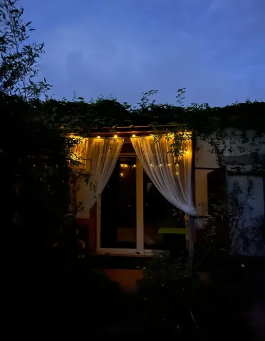 extérieur de la chambre en location vu de nuit avec les éclairages romantiques pour un séjour plein de confort