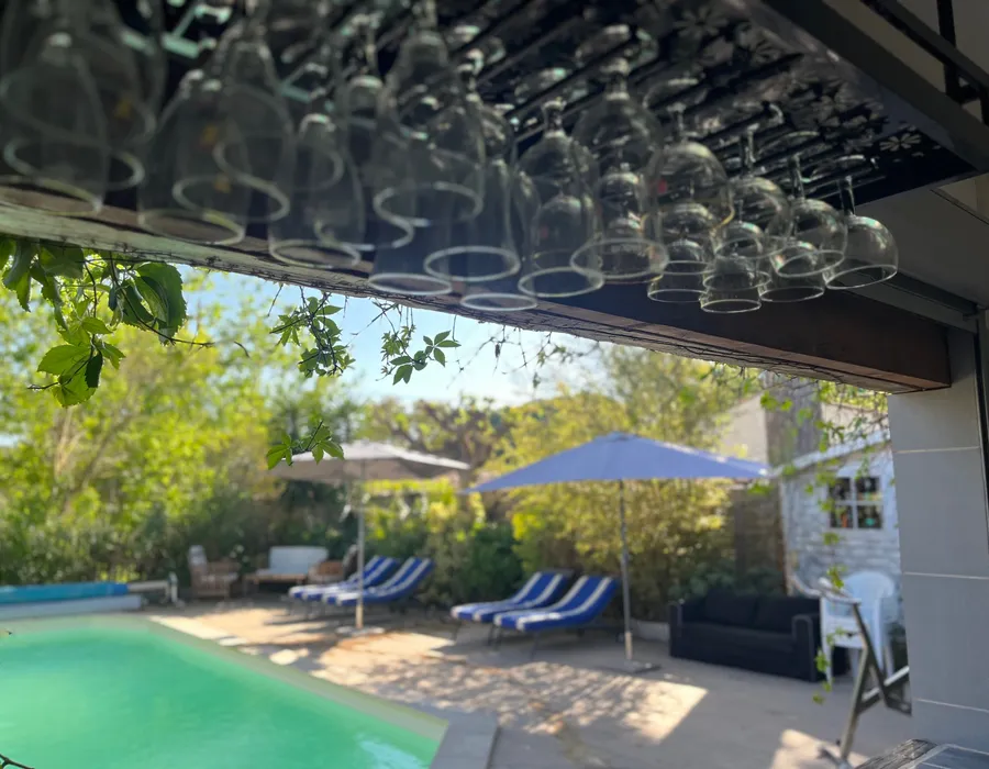 bar devant la piscine chauffée et couverte la nuit pour des superbes planches aperos