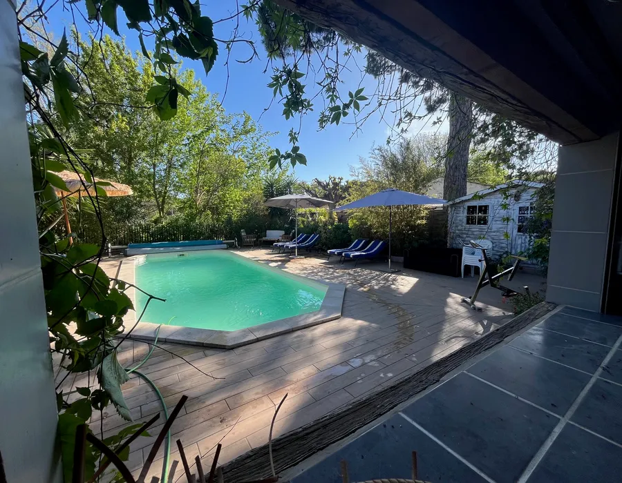 grande piscine chauffée au cœur du mas saint louis pour de séjours agréables et ensoleillés