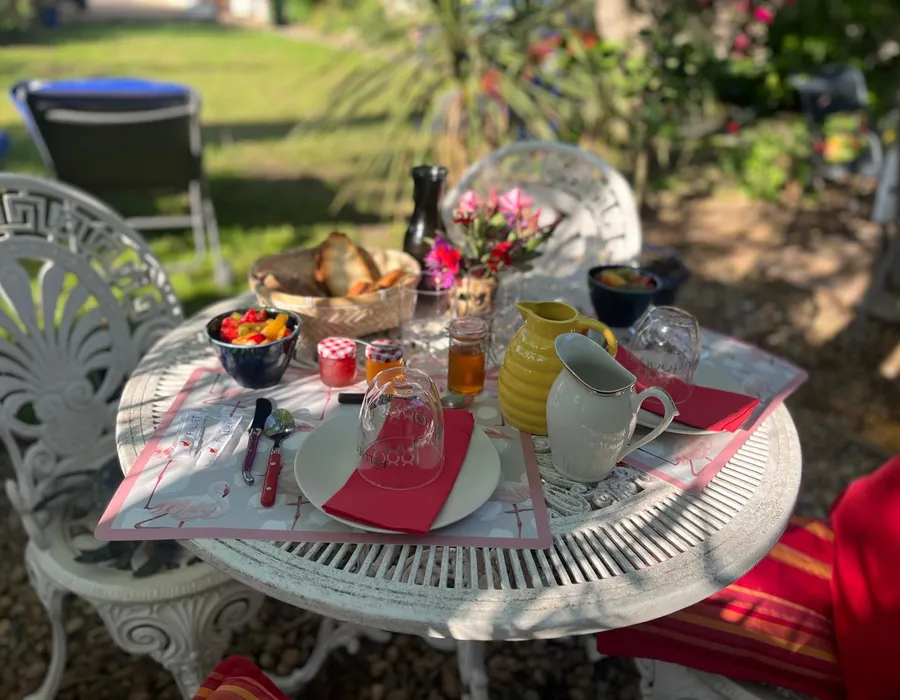 petit déjeuné servi aux locataires des chambres sur leur terrasse privé tous les matins