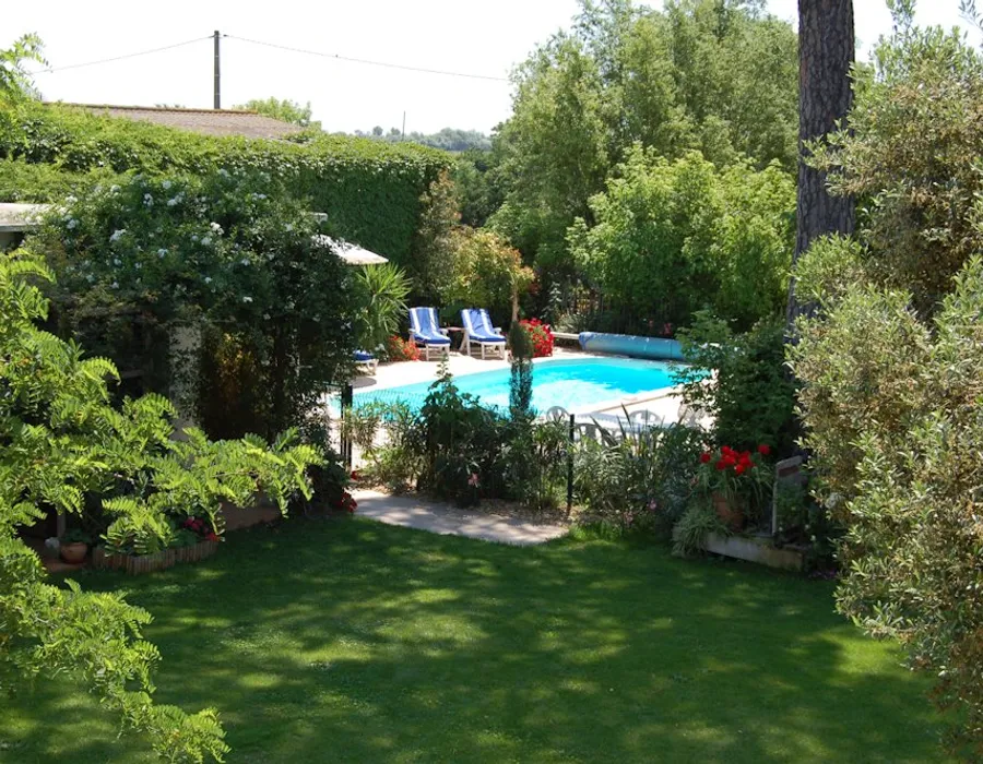 Jardin arboré avec piscine ombragée du Mas Saint-Louis