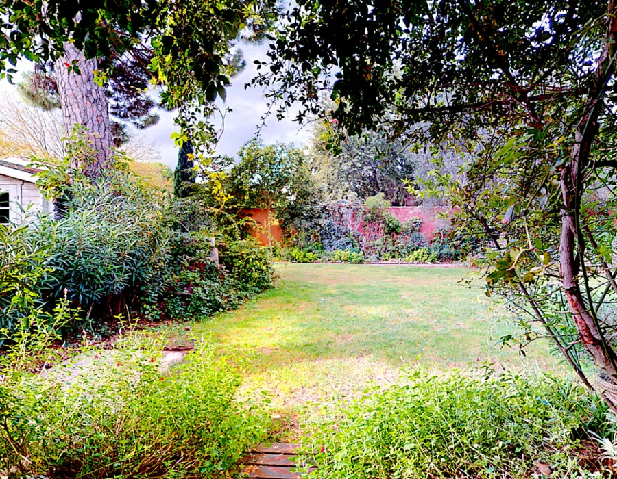 extérieur du mas Saint Louis en pleine nature