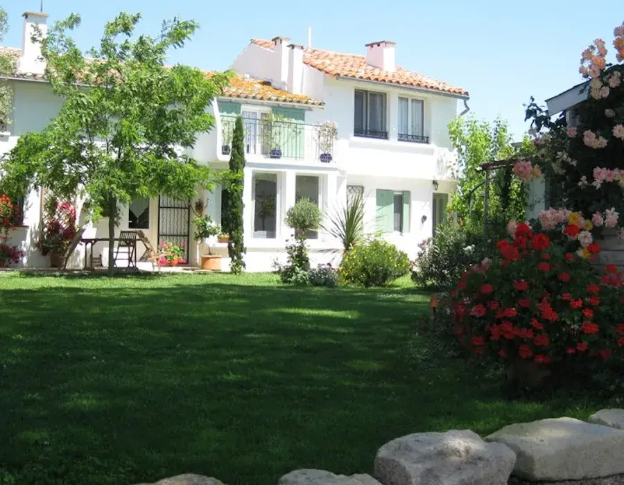 Façade du mas Saint Louis typiquement camarguais