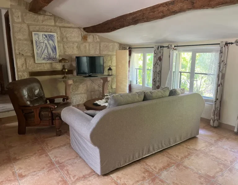 Salon en pierre du gîte Bali climatisé à louer dans le sud de la france pour de superbes vacances ensoleillées