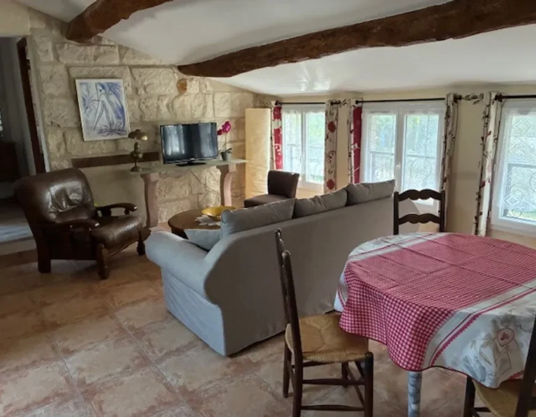 Salon du gîte Bali climatisé pour profiter de belles vacances dans le sud de la France