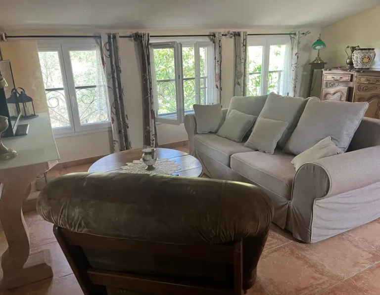 Salon à l etage du gite Bali climatisé à louer pour des séjours en famille au soleil de camargue