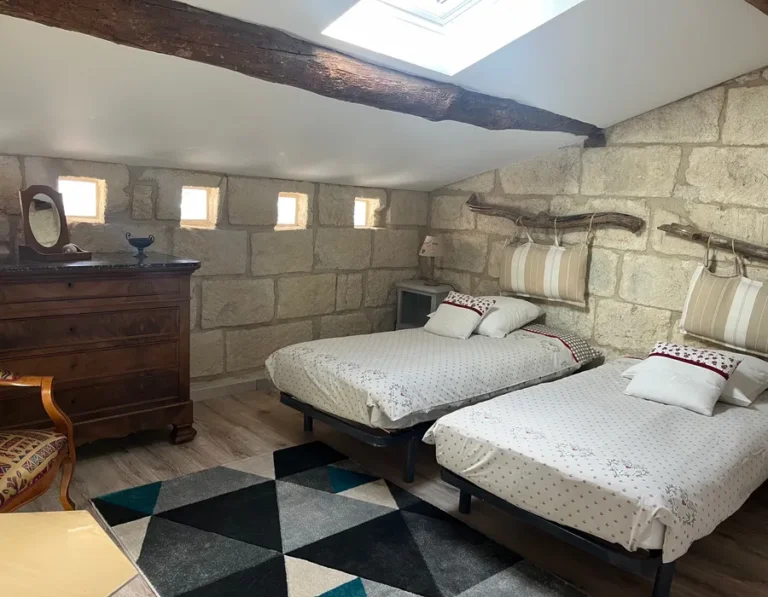 chambre deux lits simple dans le gite de bali au mas saint louis en camargue