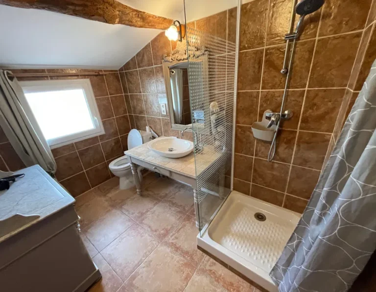 Salle de bains du gîte Bali en pierre