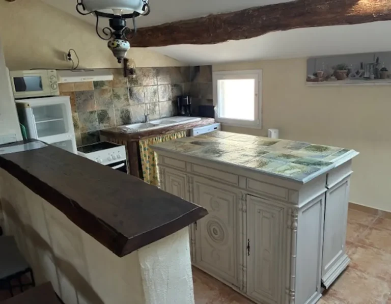 Cuisine équipée du gîte bali pour de superbes vacances au soleil en camargue