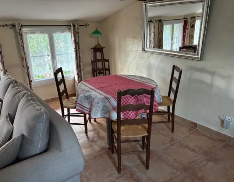 Pièce de vie du gîte Bali à louer en saison estivale dans le sud de la france