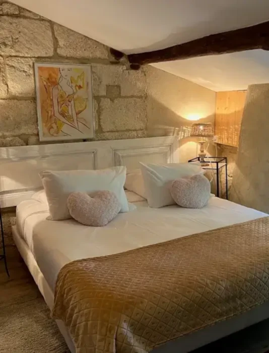 Chambre du gîte Bali, mur en pierre typique de la Camargue