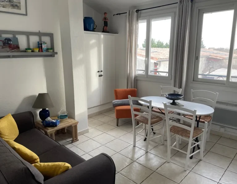 pièce a vivre du gite phu quoc au premier étage de ce mas en Camargue