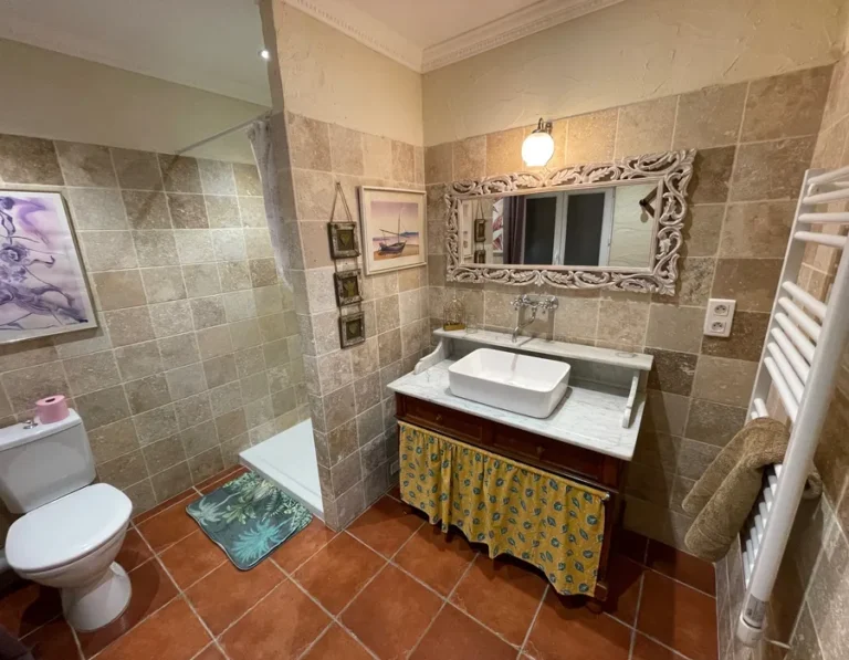 salle de bain typique en pierre des maisons camarguaises