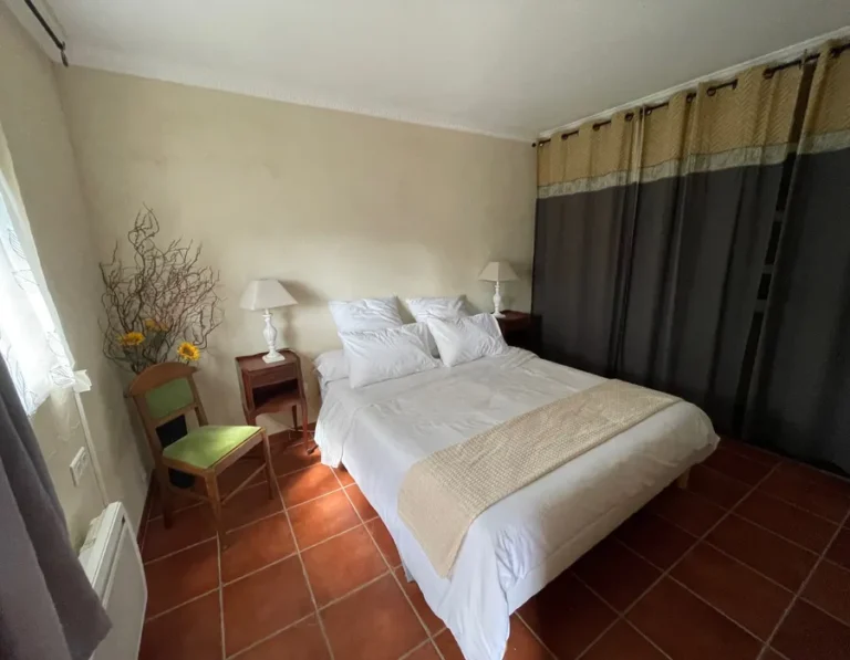 lit chambre tout confort gite camarguais mas saint louis location vacances court ou long sejour