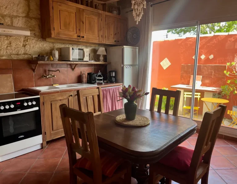 cuisine équipée tout confort dans ce gite camarguais koh lanta