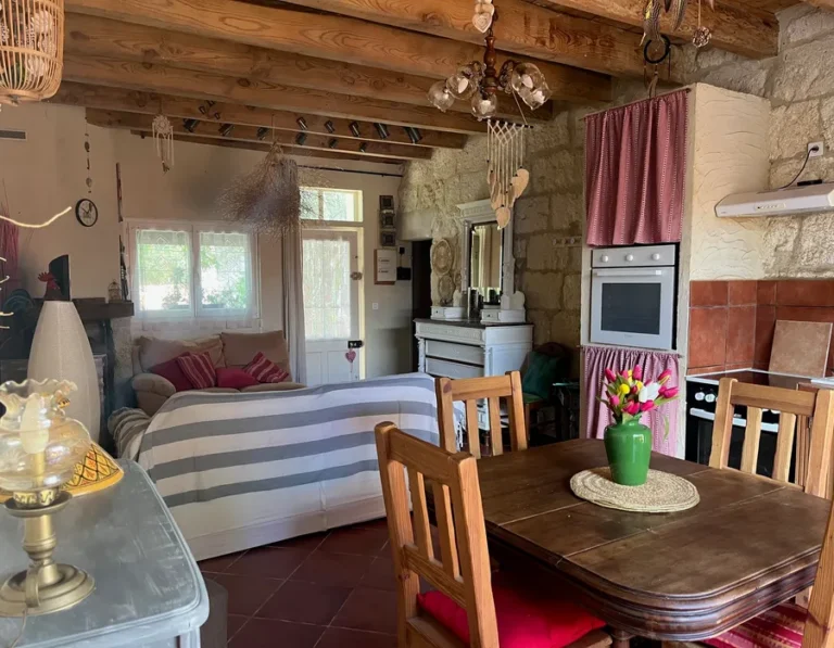 salon tout équipé tout confort dans ce gite pour des courts ou longs séjours au soleil du sud de la france