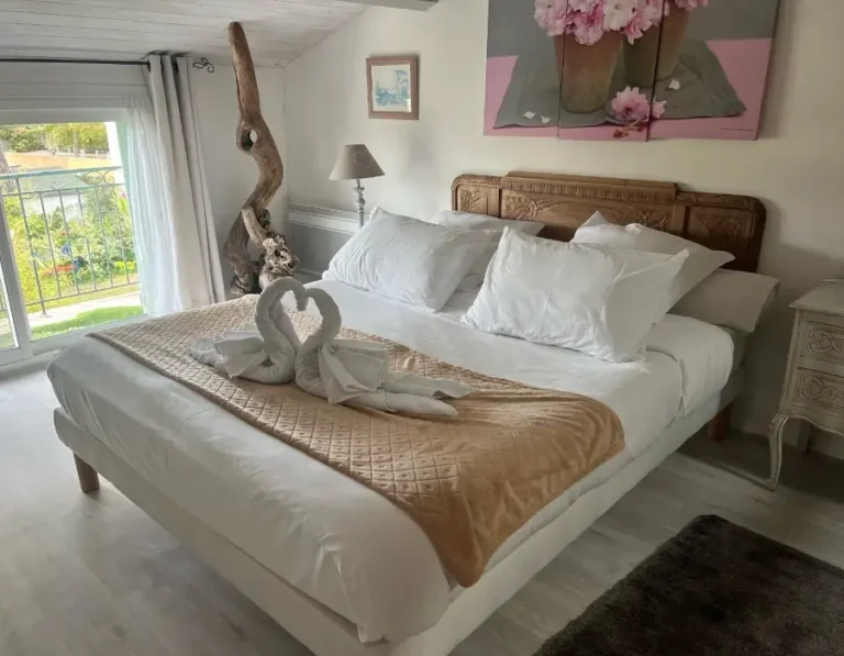 grande chambre confortable dans ce gite à louer dans le sud de la France en Camargue