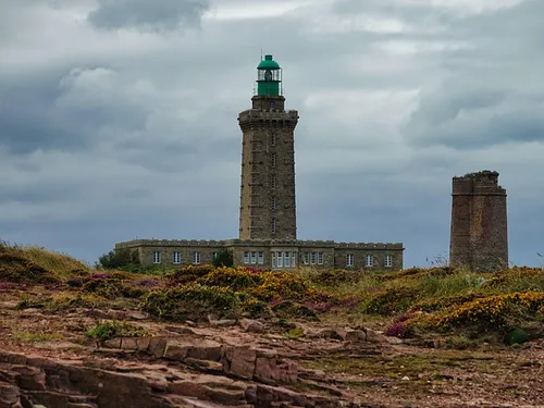 phare de l Espiguette avec une longue plage de sable fin pour de superbes vacances d été