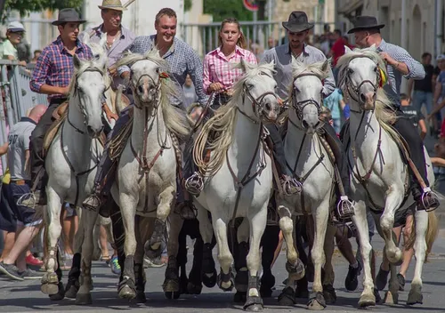 gardiens lors d une fete votive aux cœur des villages camarguais