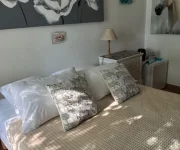 chambre florence avec lit double, confort, moustiquaire, climatisation et télévision connectée