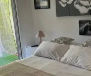 lit double pour cette chambre en location au soleil en Camargue