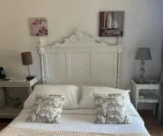 chambre avec lit double, climatisée, à louer pendant la période estivale pour une ou deux personnes