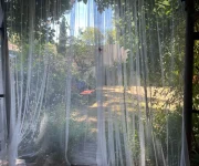 voile sur l entrée de la chambre pour intimité confort et un séjour agréable dans le sud