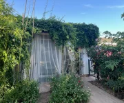 voile sur l entrée de la chambre pour intimité confort et beaucoup de verdure pour ombrager