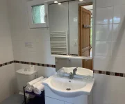 salle de bain tout équipé dans cette chambre à louer en toute saison, climatisée, tout confort