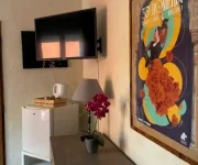 Chambre Séville climatisée avec télévision connectée pour des courts ou longs séjours dans le sud de la France