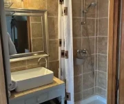 salle de bain pour la chambre seville au mas à louer en Camargue