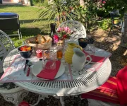 petit déjeuner garni servi en terrasse privée pour les locataires des chambres tous les jours