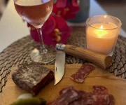 plateau apéro avec vin servi près de la piscine pour de moments conviviaux en vacances au soleil en Camargue